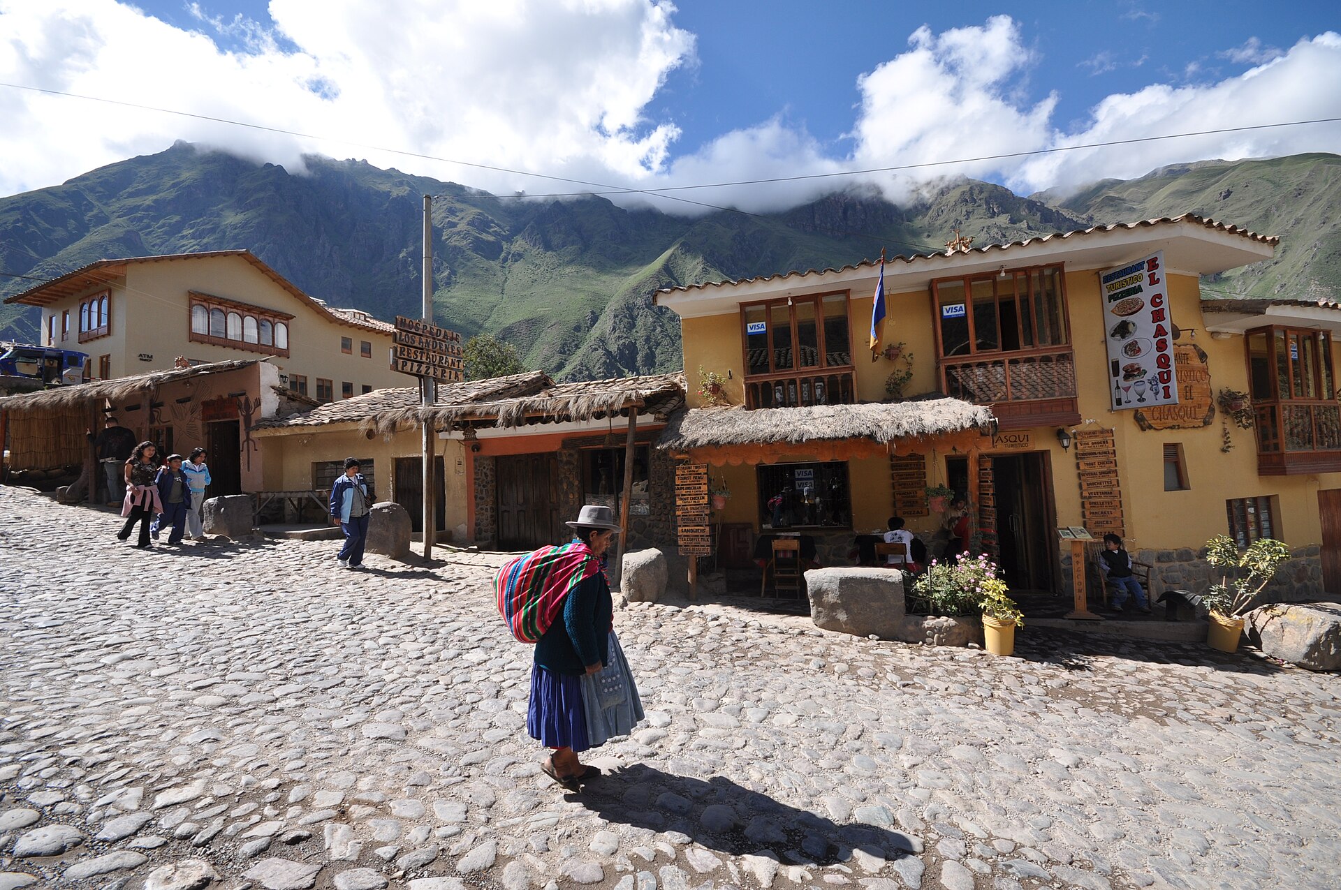 File:Lascar Spectacular view of Ollantaytambo's cobblestone streets and mountains (4578169710).jpg