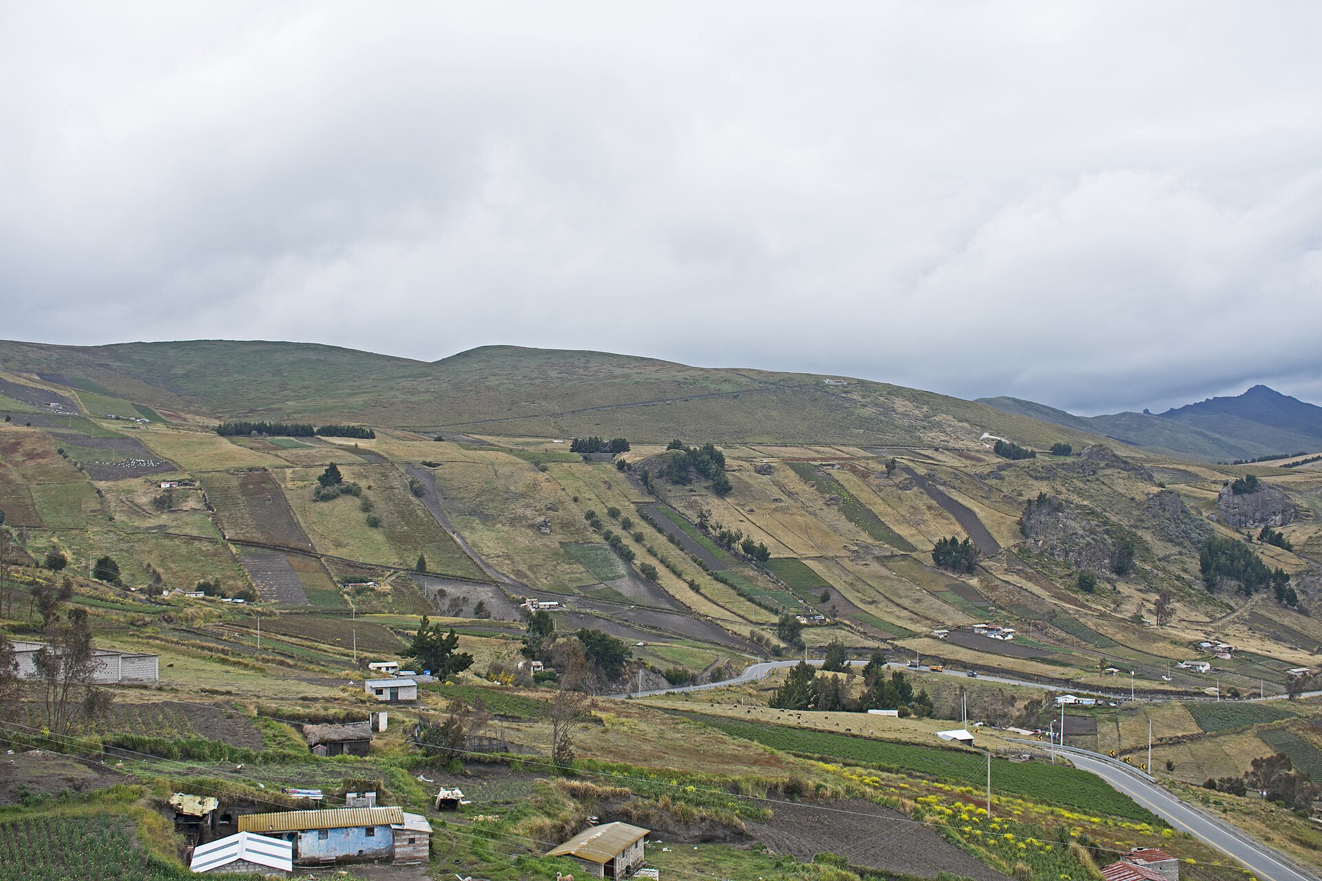 File:Guangaje Ugshaloma Grande seen from E30 1.jpg