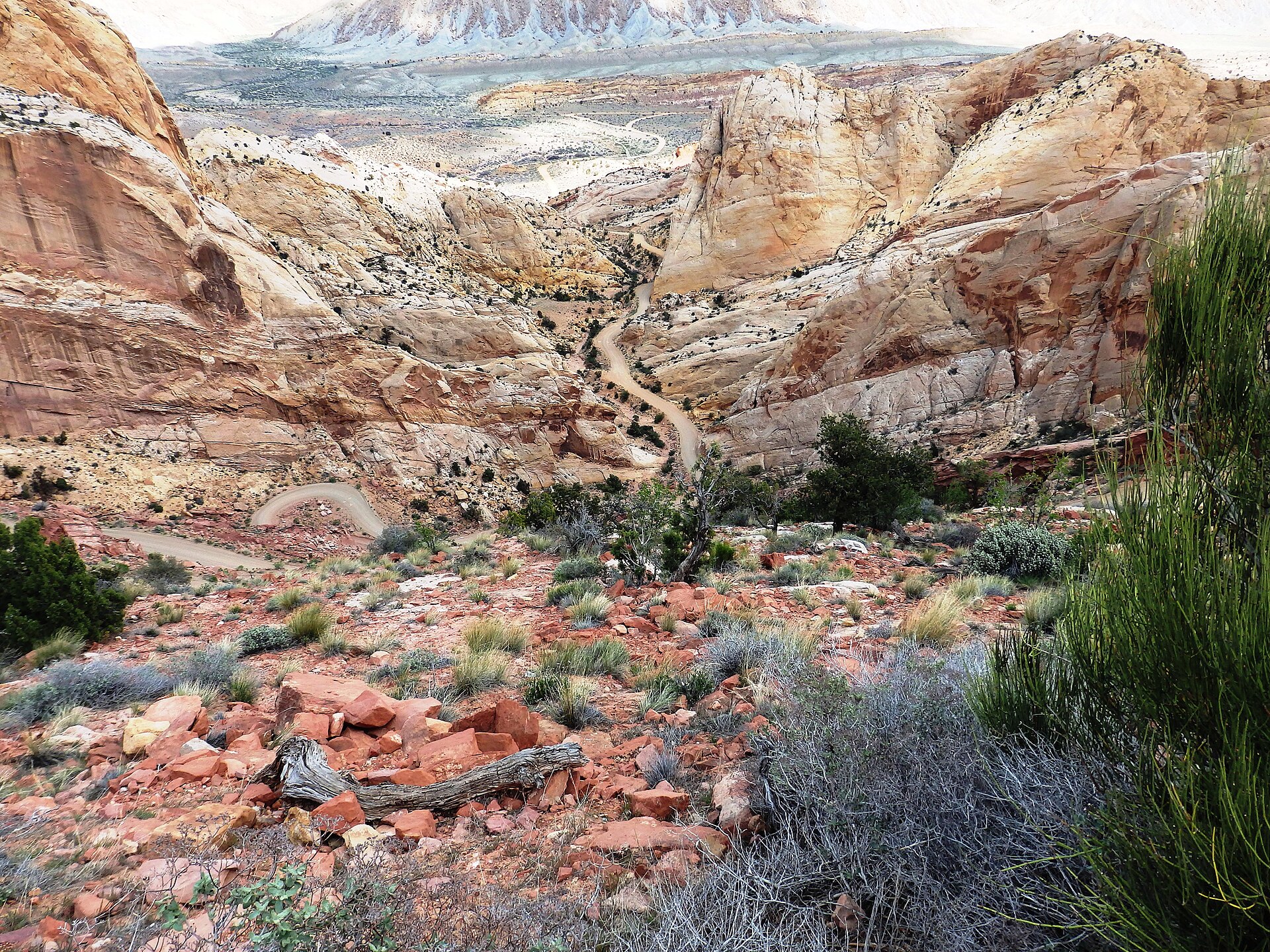 File:BURR TRAIL SCENIC BACKWAY, UTAH AT WATERPOCKET FOLD.jpg