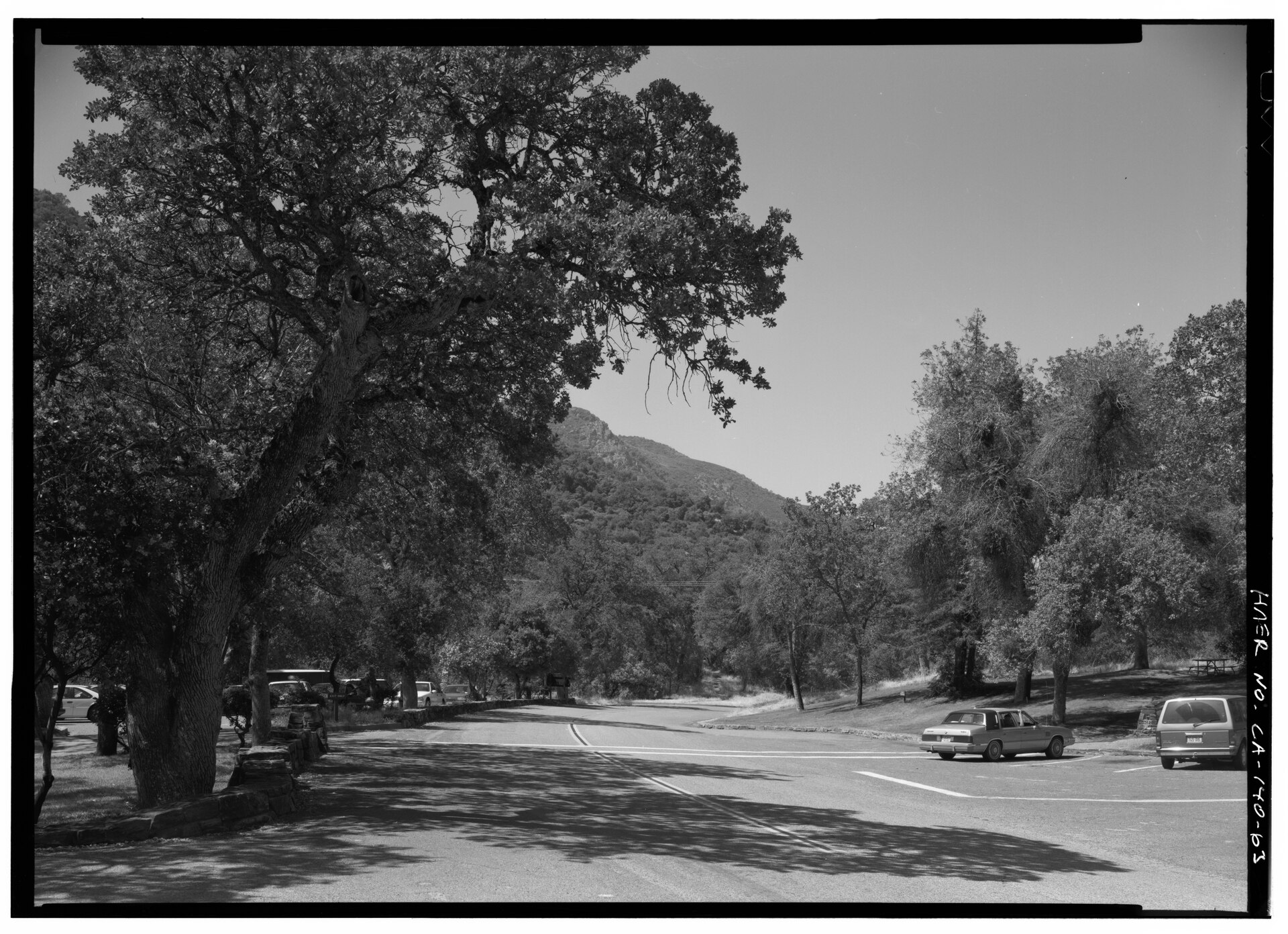 File:VIEW OF ROAD AT ASH MOUNTAIN VISITOR CENTER FACING SOUTH. PARKING VISIBLE AT LEFT AT RIGHT - Generals Highway, Three Rivers, Tulare County, CA HAER CAL,54-THRIV.V,2-63.tif