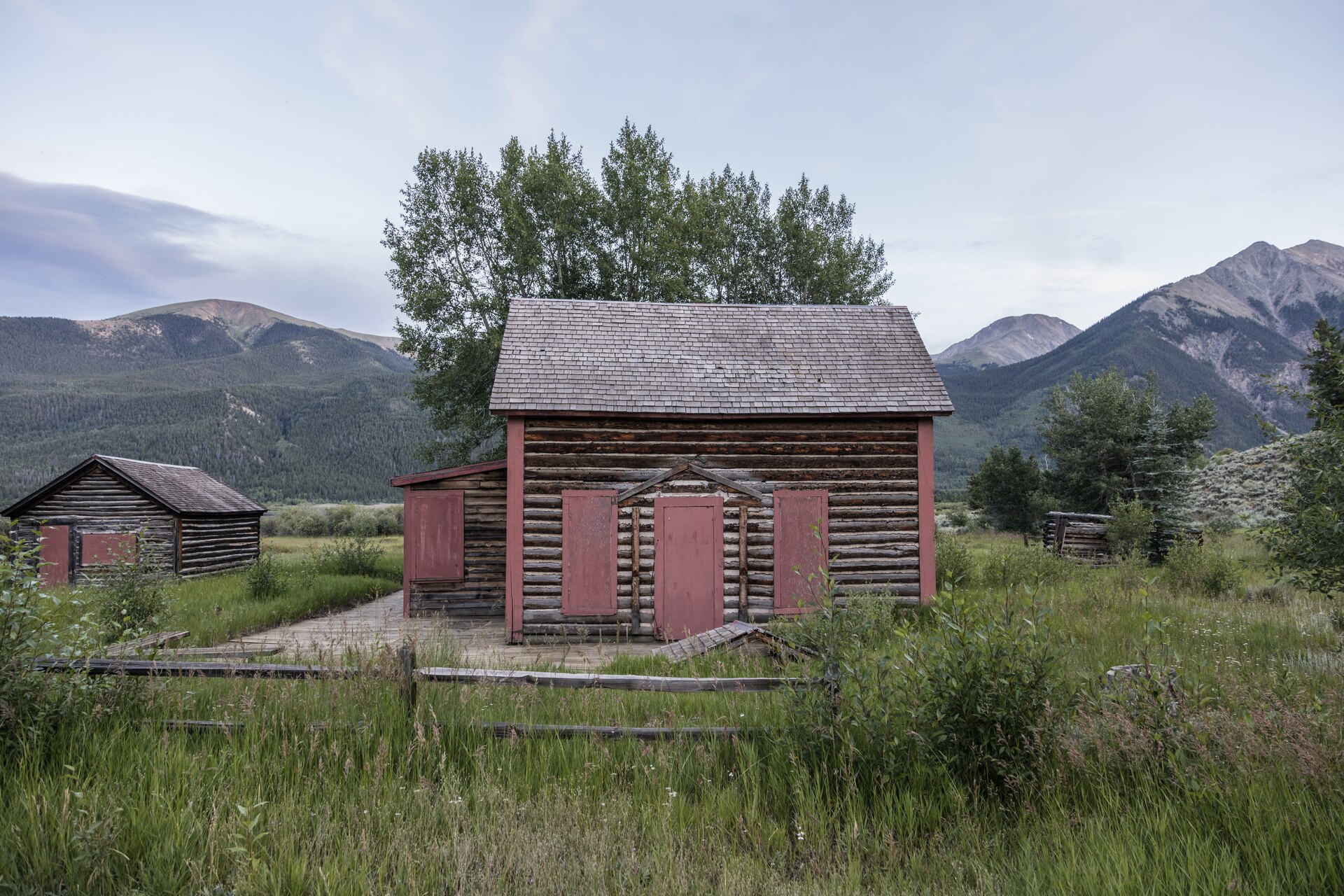 File:Log cabins near Twin Lakes, at the base of Mount Elbert in Lake County, Colorado. The little settlement effectively forms the eastern end of the winding "Top of the Rockies" route through Independence LCCN2015633632.tif