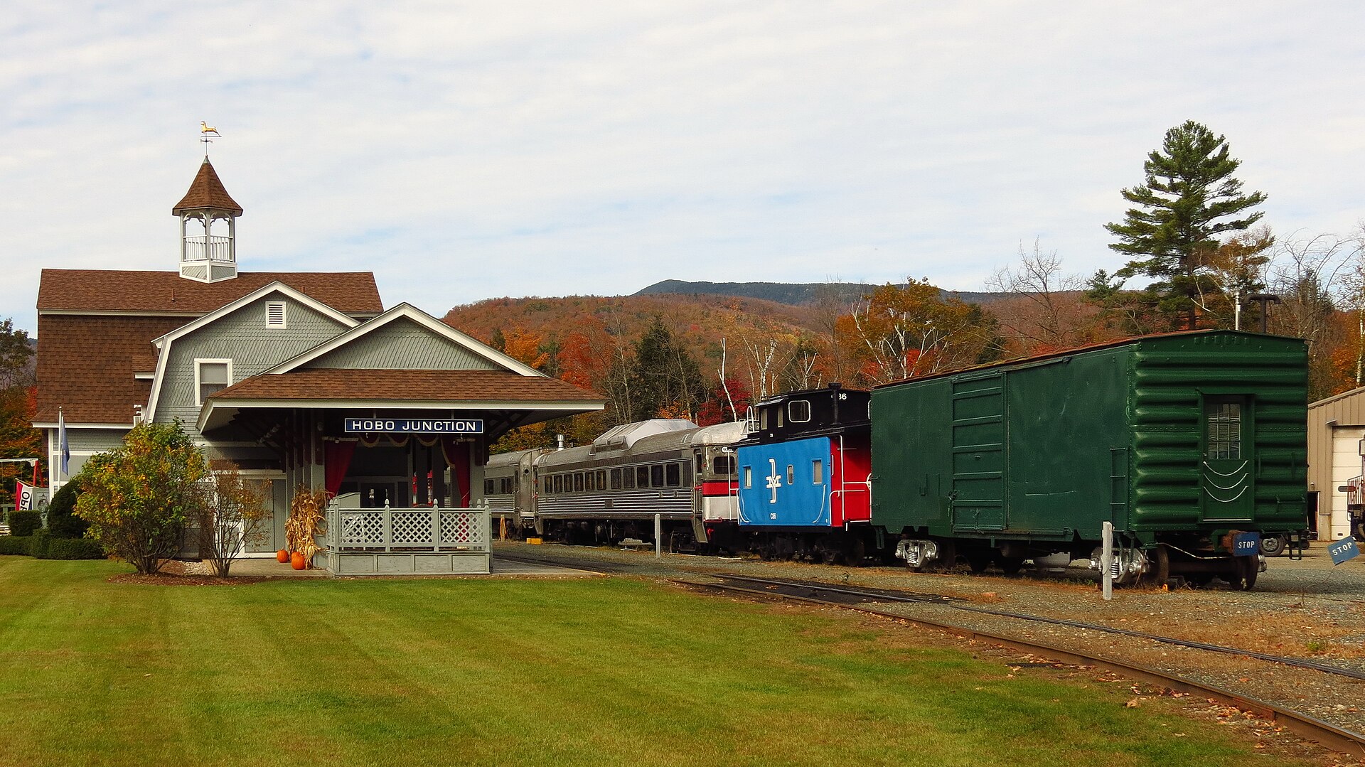 File:Hobo Railroad, Railroad St, Lincoln (494229) (11925033266).jpg