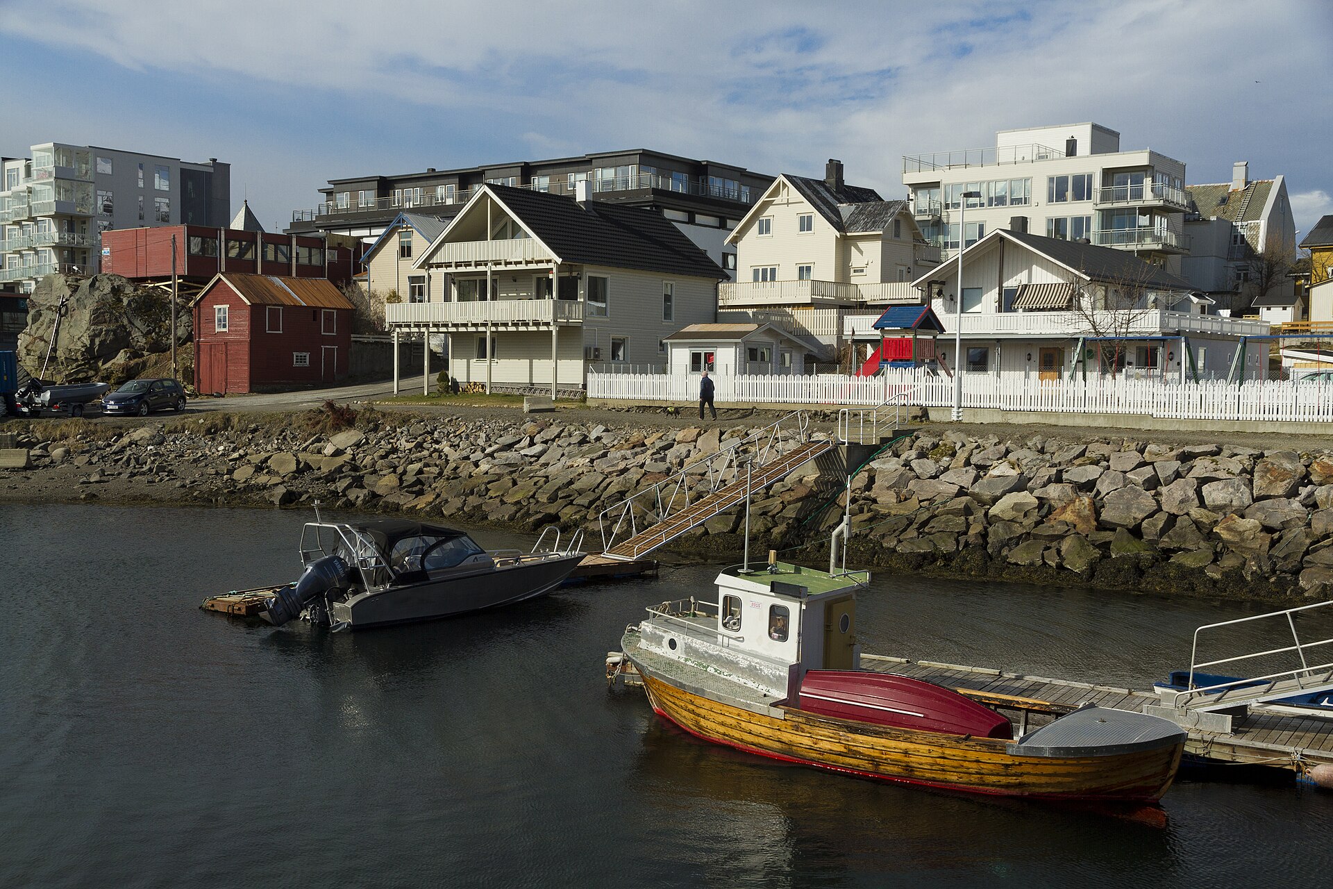 File:Boat docks between Bakkegata and Parkgata, Svolvær, Austvågøya, Lofoten, Norway, 2015 April.jpg