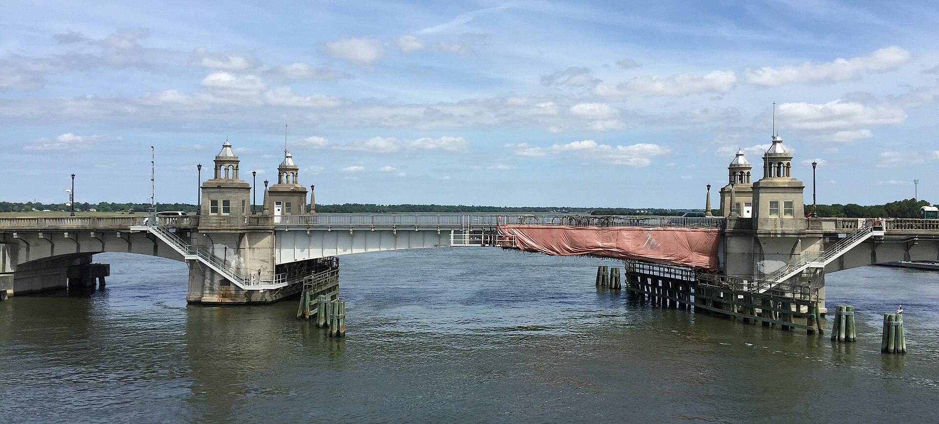 File:Ashley River Memorial Bridge, Charleston, South Carolina.jpg