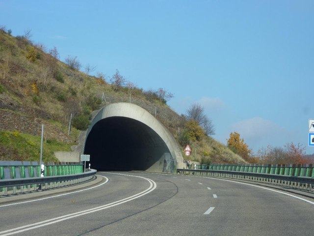 File:Tunneleinfahrt auf der B257 bei Altenahr - geo.hlipp.de - 15520.jpg