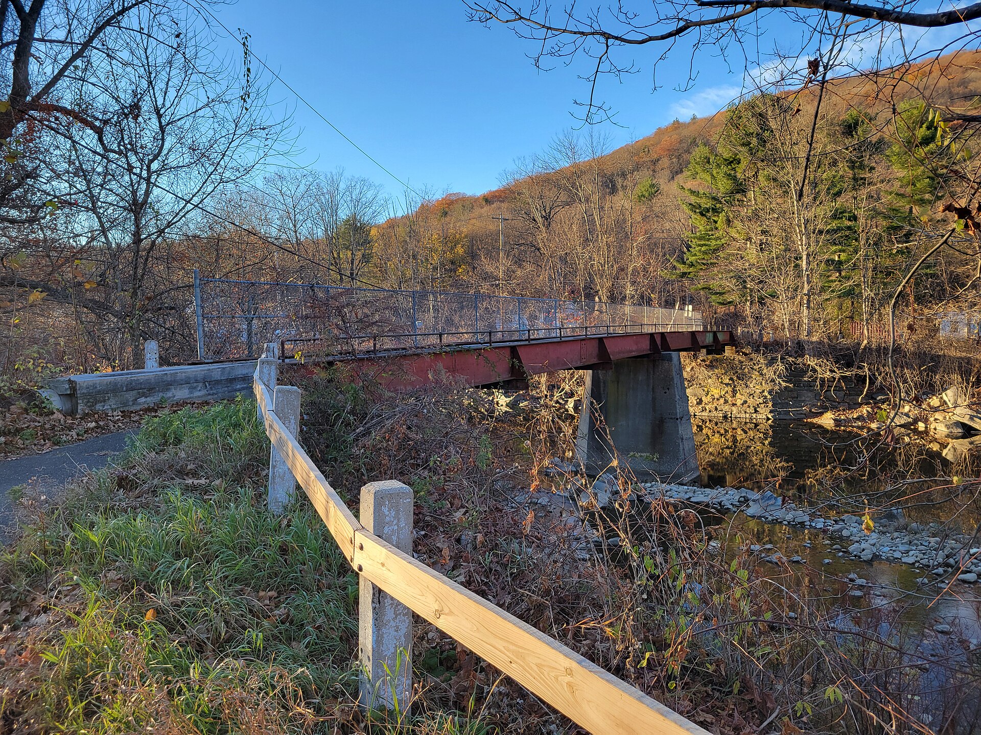 File:Side view of pedestrian bridge across the West Branch Westfield River, Huntington MA.jpg