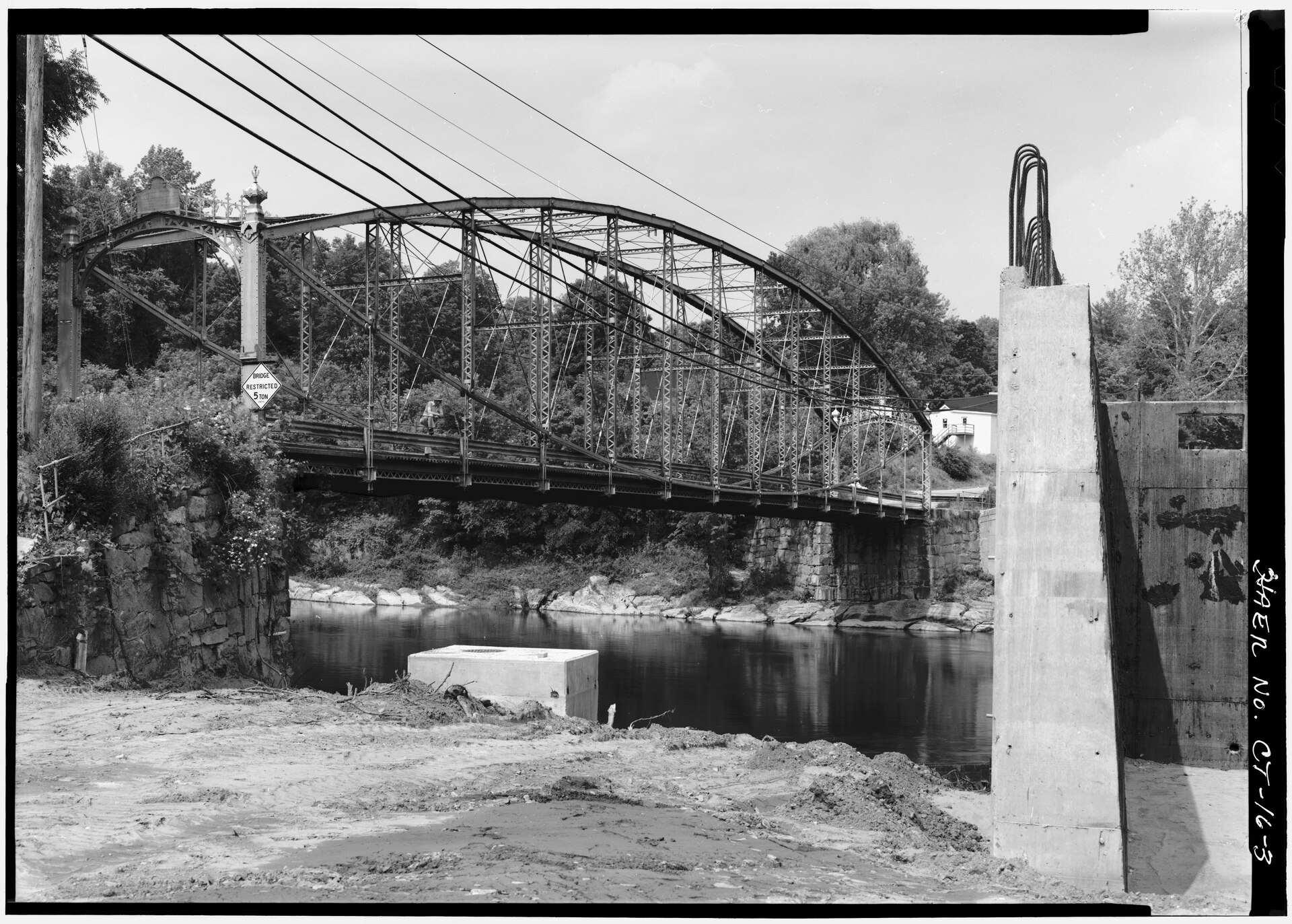 File:GENERAL 3-4 VIEW WITH NEW BRIDGE CONSTRUCTION IN RIGHT FOREGROUND - Boardman's Lenticular Bridge, Spanning Housatonic River on Boardman's Road, New Milford, Litchfield County, CT HAER CONN,3-NEMI,1-3.tif