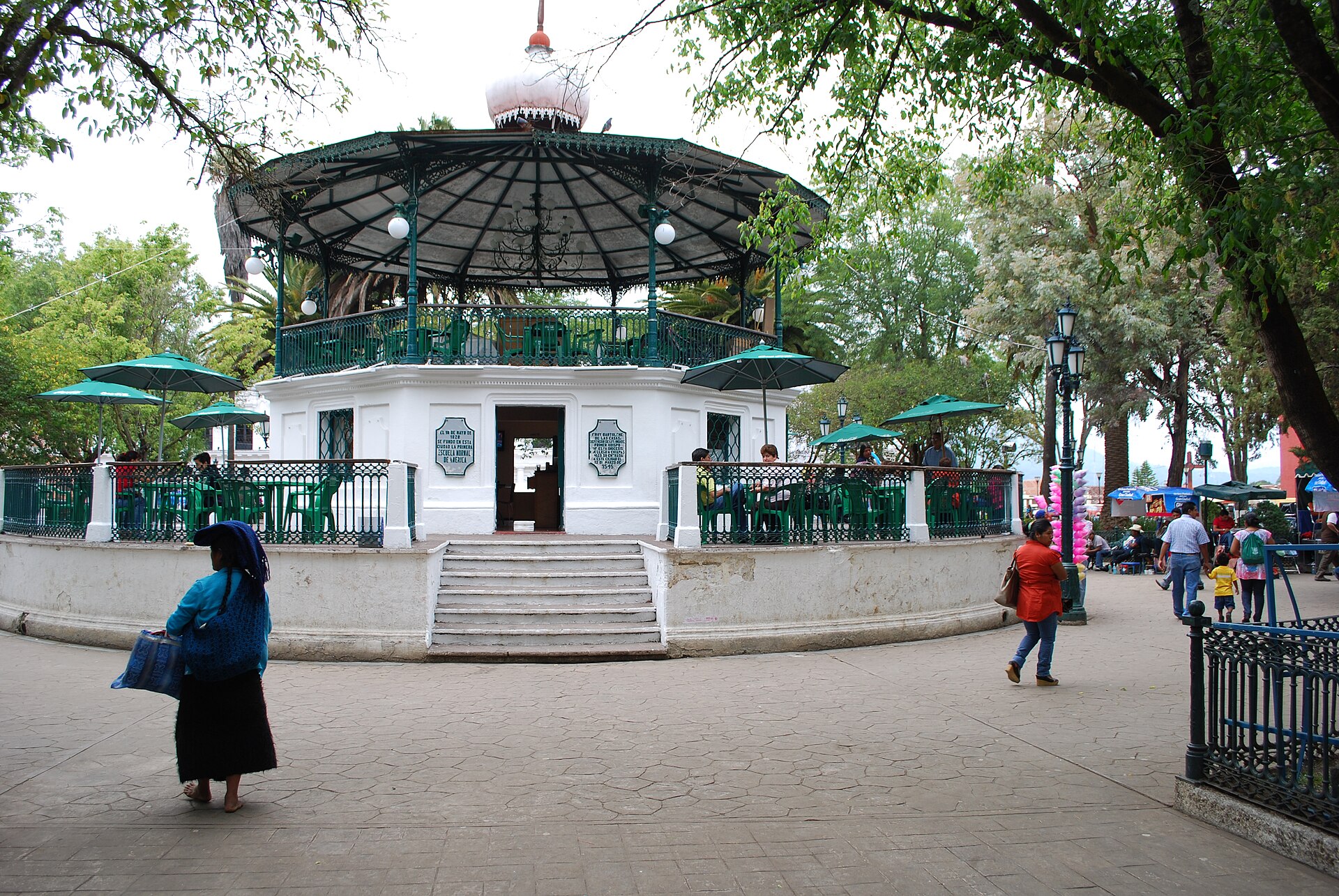 File:KioskMainPlazaSanCris.JPG